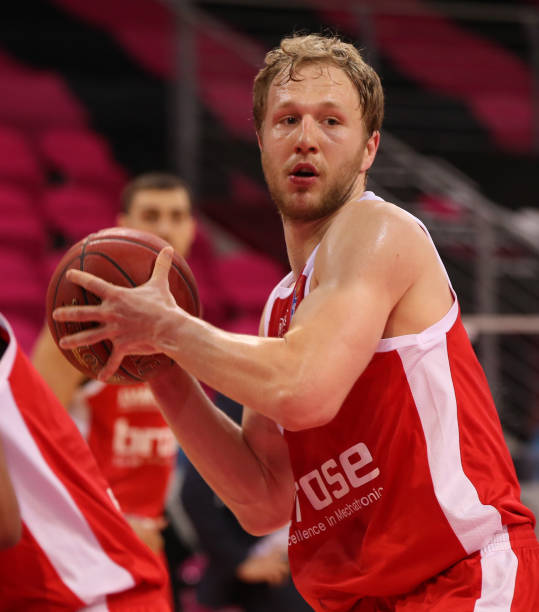 一场令人振 一场令人振